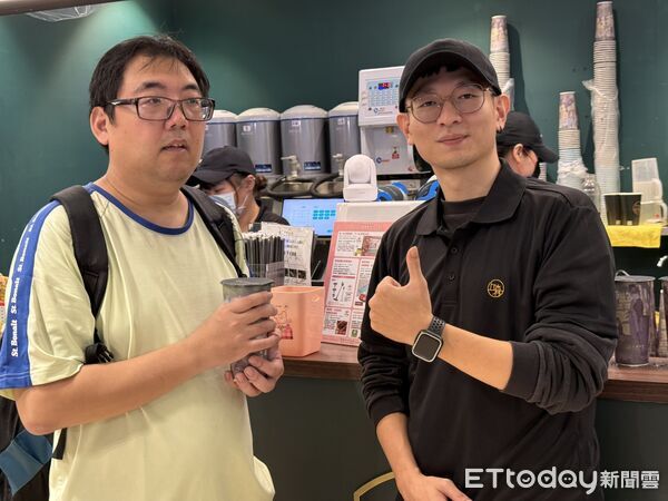 ▲▼邱森茶室北車店發飲料。(圖/記者徐文彬攝)