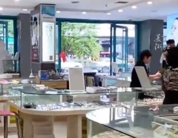 ▲姚家的眼鏡店面。(圖/翻攝自微博)