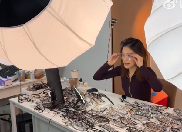 ▲▼她每日直播四小時。(圖/翻攝自微博)