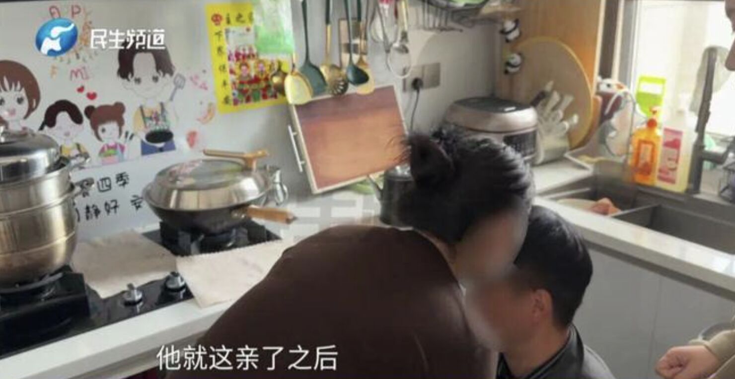 ▲白姓女子模擬維修工人突在她額頭親一口的情景。(圖/翻攝極目新聞)