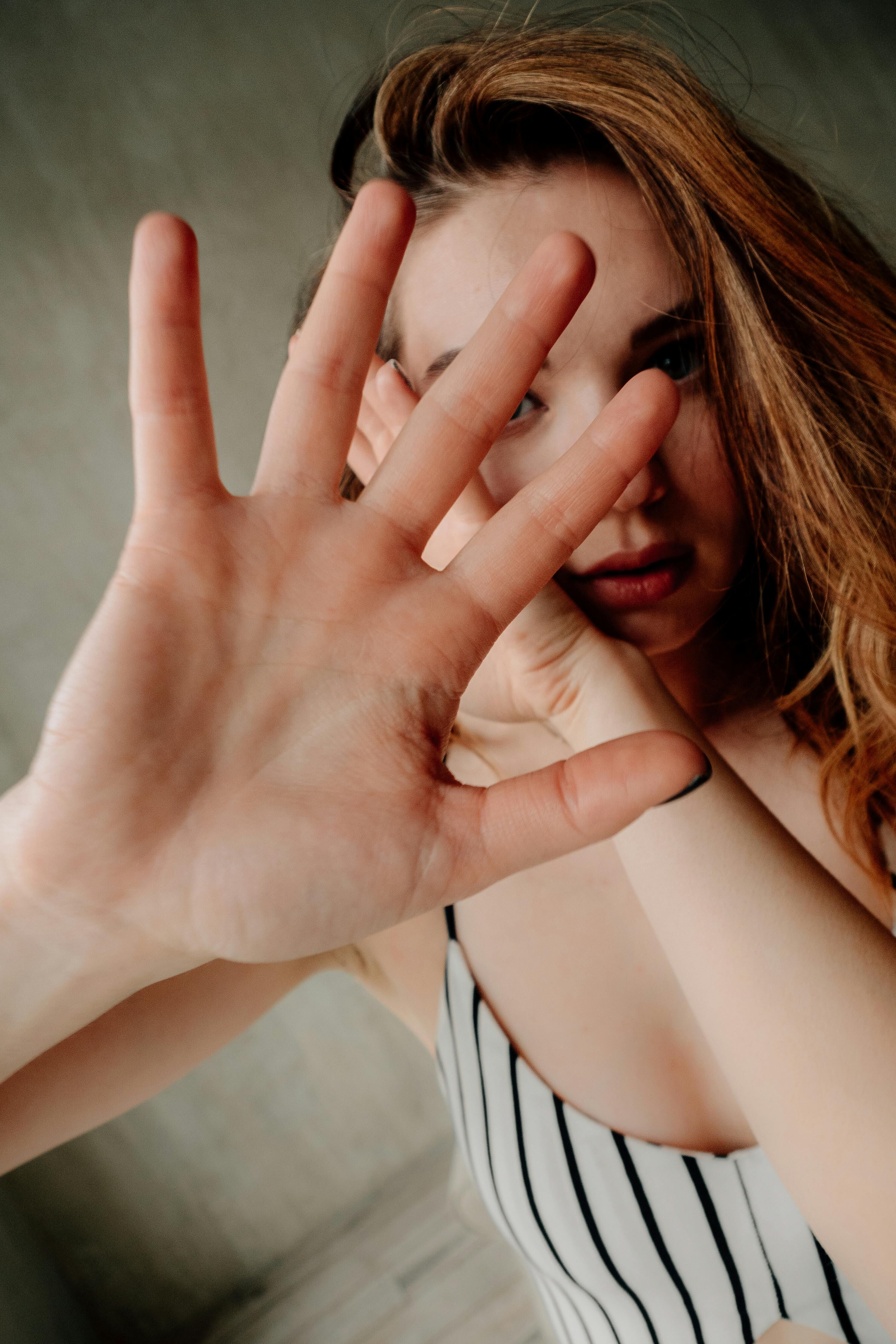 ▲▼焦慮,緊張,五指呼吸法,舒壓,呼吸。(圖/取自免費圖庫pexels)