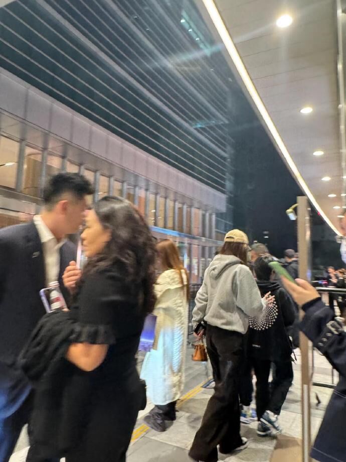 ▲▼Angelababy 8歲兒逛街被野生捕捉「高度超過她肩膀」。(圖/翻攝自微博)