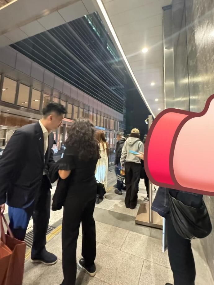 ▲▼Angelababy 8歲兒逛街被野生捕捉「高度超過她肩膀」。(圖/翻攝自微博)