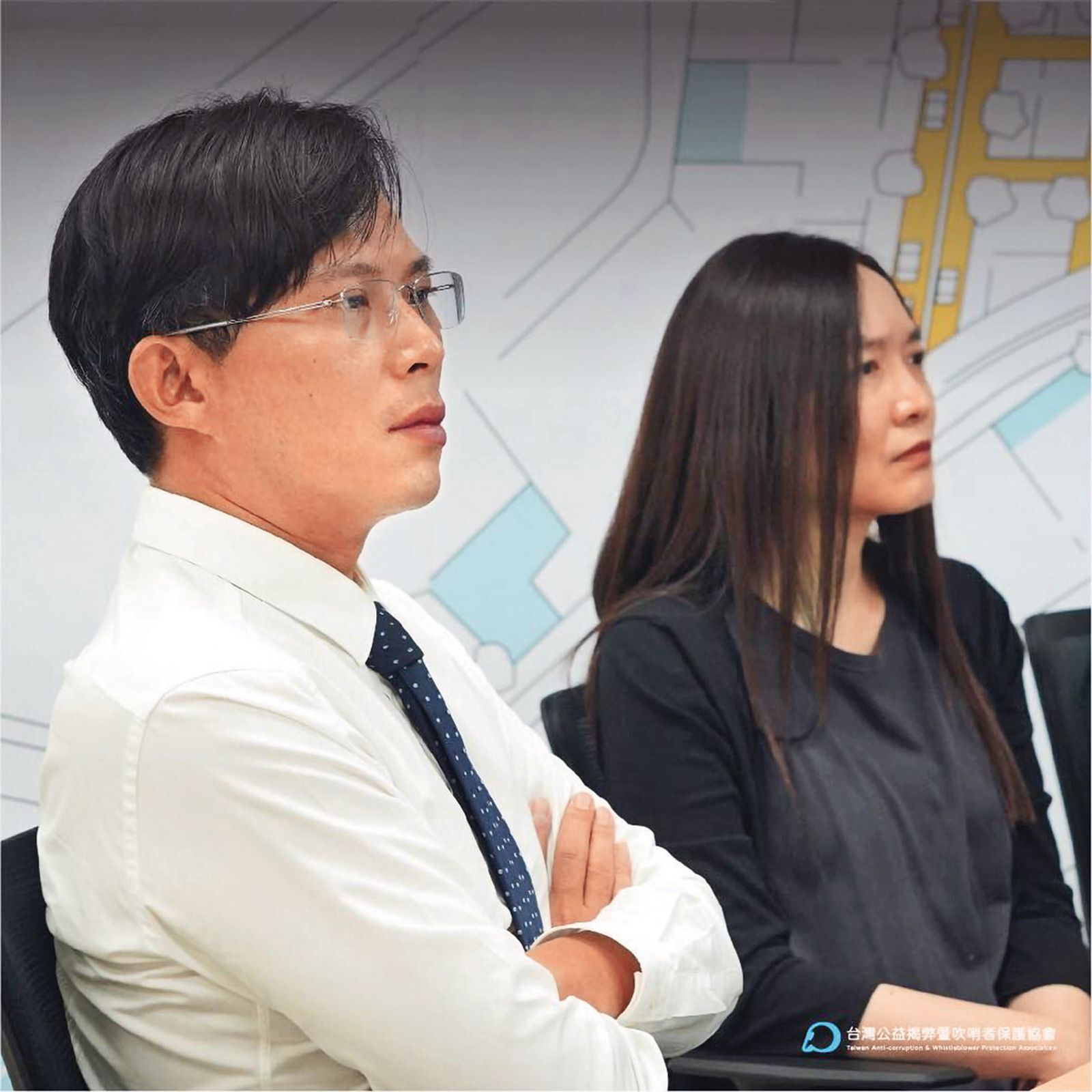 凱思國際帳房李光昕(右)是張晉源女密友,與黃國昌(左)也有好交情,出境至今逾月,行蹤成謎。(翻攝台灣公益揭弊暨吹哨者保護協會臉書)