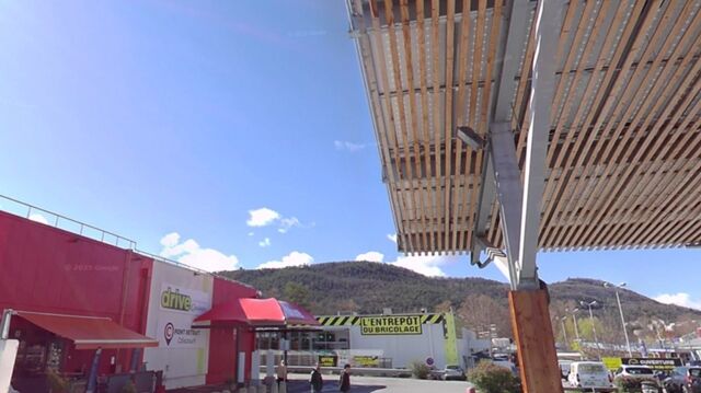 ▲▼她突持「電鋸割喉」當場身亡! 法賣場停車場驚見慘況。(圖/翻攝Google街景)