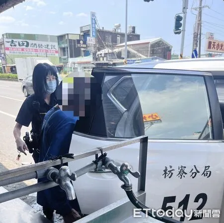 ▲枋寮警方載楊姓男子返家。(圖/記者陳崑福翻攝)