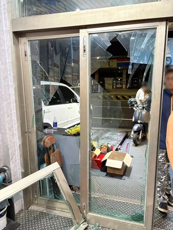 ▲台南市安平區民權路一處機車行,16日晚間9時許,發生遭1部機車行衝撞事件,造成店面大門及店內多處設備受損。(圖/陳品元提供,下同)