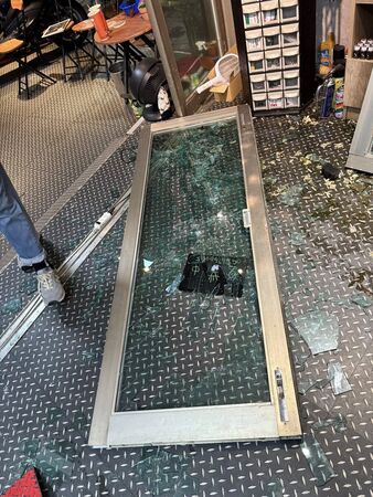 ▲台南市安平區民權路一處機車行,16日晚間9時許,發生遭1部機車行衝撞事件,造成店面大門及店內多處設備受損。(圖/陳品元提供,下同)