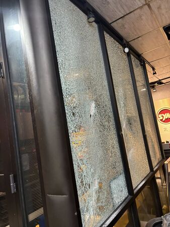 ▲台南市安平區民權路一處機車行,16日晚間9時許,發生遭1部機車行衝撞事件,造成店面大門及店內多處設備受損。(圖/陳品元提供,下同)