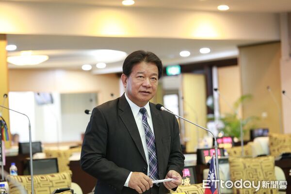 ▲ 郭信良於市政總質詢提出安南長照3.0落實建議,主張增設C級據點並試辦夜間臨時床位。(記者林東良翻攝,下同)