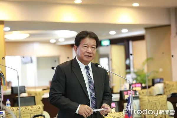 ▲ 郭信良於市政總質詢提出安南長照3.0落實建議,主張增設C級據點並試辦夜間臨時床位。(記者林東良翻攝,下同)