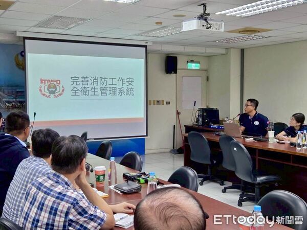 ▲消防署簡任視察溫渭州率專家小組至台南消防局進行114年度安衛評鑑。(記者林東良翻攝,下同)