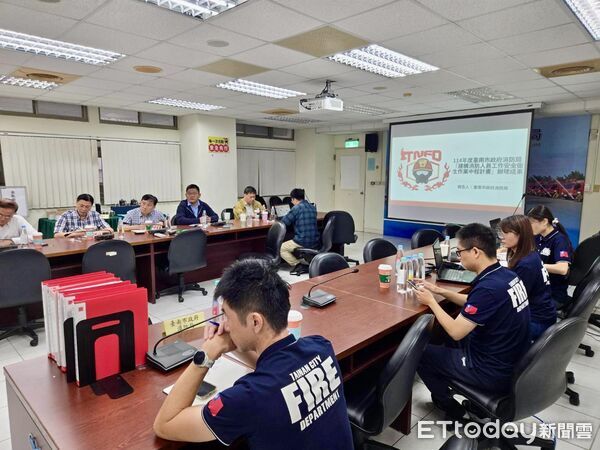 ▲消防署簡任視察溫渭州率專家小組至台南消防局進行114年度安衛評鑑。(記者林東良翻攝,下同)