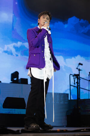 ▲▼ 張信哲換上特別為巴黎打造的新造型。(圖/潮水音樂提供)