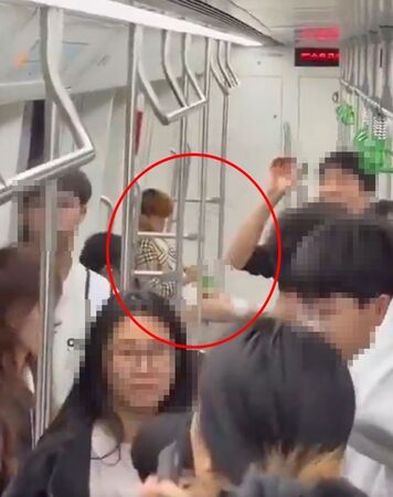 廣西南寧地鐵上驚見一名男子公然做出猥褻動作。(翻攝自X)