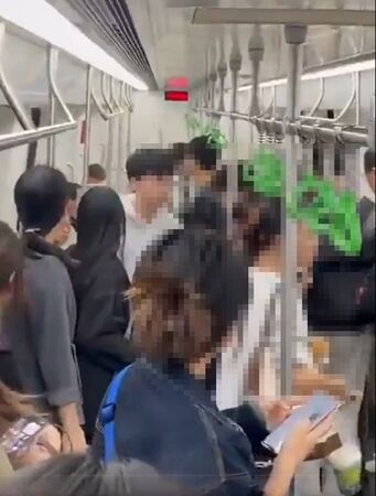 當時列車上有許多乘客,眾人驚慌逃避,自瀆的男子仍坐在椅子上態度相當淡定。(翻攝自X)