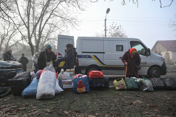 ▲▼烏克蘭平民從前線城鎮胡利艾波列(Rivnopillya)撤離。(圖/路透)