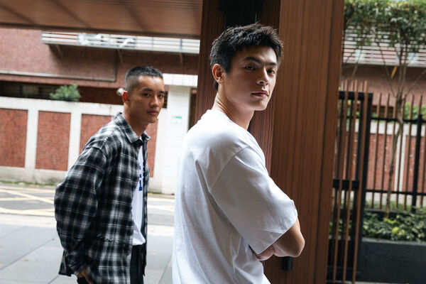 ▲《監所男子囚生記》邱以太、陳澤耀接受專訪。(圖/愛奇藝國際版、壹壹影業提供)