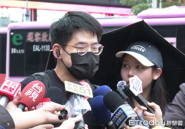 ▲▼台大電機系學長在校門口發雞排。(圖/攝影中心攝)