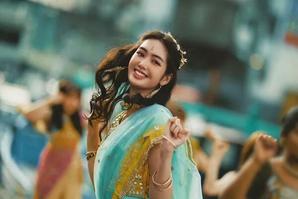 ▲《叫我驅魔男神》雷嘉汭挑戰寶萊塢式舞蹈,林哲熹「笑」果十足。(圖/光盛影業提供)