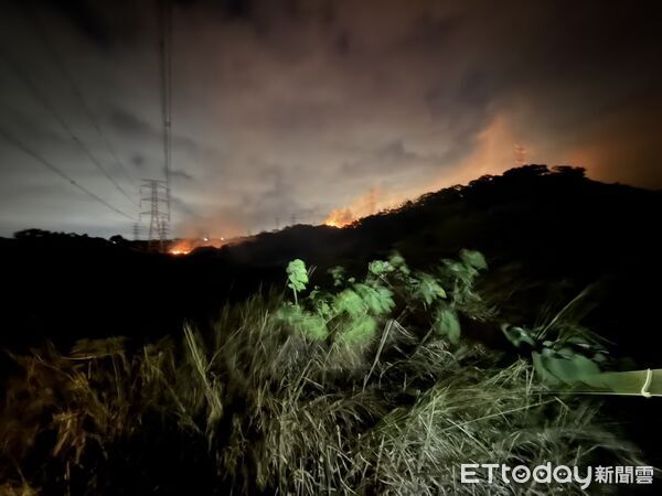 ▲國3龍井段山坡驚傳雜草火警。(圖/記者鄧木卿翻攝)
