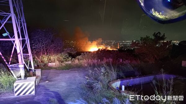 ▲國3龍井段山坡驚傳雜草火警。(圖/記者鄧木卿翻攝)