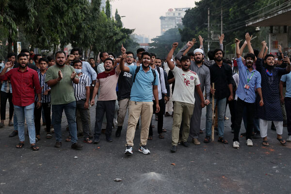 ▲▼孟加拉首都達卡(Dhaka),反哈希納(Hasina)的示威者在與安全部隊爆發衝突時高喊口號。(圖/路透)