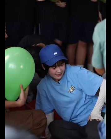 ▲籃籃玩遊戲時,胸部疑似遭到胡瓜碰觸。(圖/翻攝《綜藝大集合》)