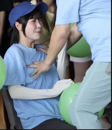 ▲籃籃玩遊戲時,胸部疑似遭到胡瓜碰觸。(圖/翻攝《綜藝大集合》)