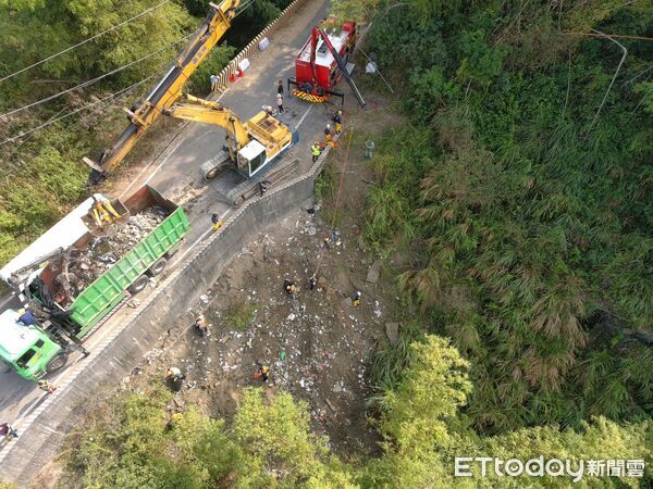 ▲▼ 高雄月世界「5層樓垃圾山」源頭已掌握 陳其邁怒:嚴懲嚴辦。(圖/記者賴文萱翻攝)
