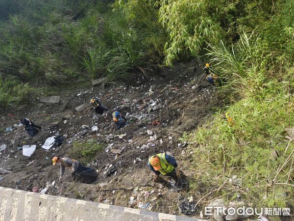 ▲▼ 高雄月世界「5層樓垃圾山」源頭已掌握 陳其邁怒:嚴懲嚴辦。(圖/記者賴文萱翻攝)
