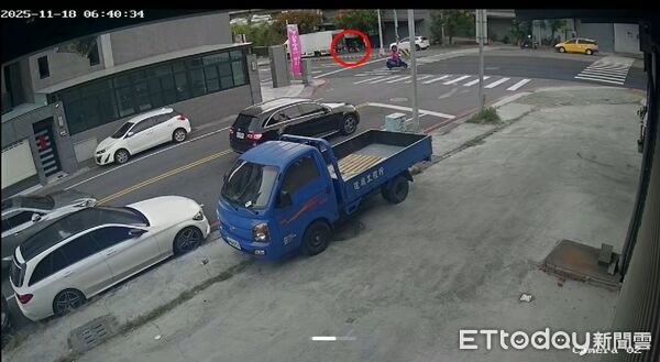 ▲梁男駕駛物流車準備右轉時,古女騎乘機車行駛在物流車右方,疑似因視線死角遭輾過。(圖/記者鄧木卿翻攝)