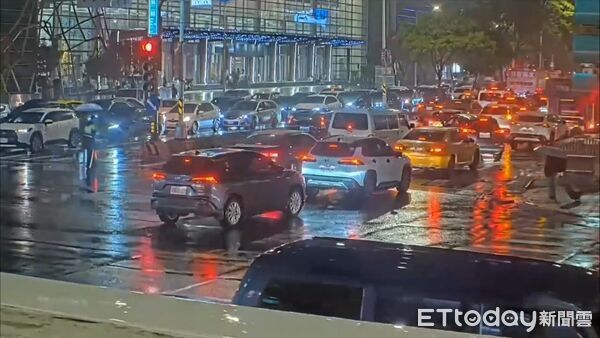 ▲17日晚間因南港展覽館多活動撤展引發大塞車,警方出動交通快打部隊進行疏導 。(圖/記者張君豪翻攝)
