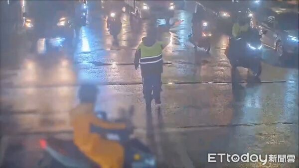 ▲17日晚間因南港展覽館多活動撤展引發大塞車,警方出動交通快打部隊進行疏導 。(圖/記者張君豪翻攝)