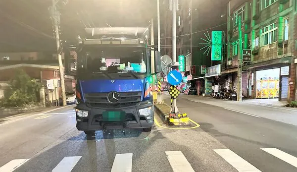 ▲桃園市中壢區中原路二段16日晚間發生交通事故,一輛大貨車剛起步時,忽然有女子被大貨車碰撞倒地,導致多處骨折等傷害。(圖/中壢警方提供)