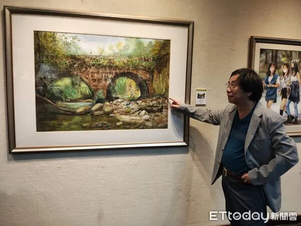 ▲洪啟元於台南市文化中心觀賞郭宗正作品,盛讚其筆觸細膩、意境動人。(記者林東良翻攝,下同)