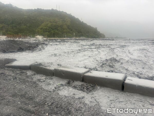 ▲▼今日清晨馬太鞍溪河川水位因不明原因突然暴漲。(圖/公路局提供,下同)