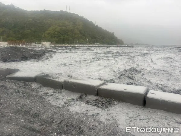 ▲▼今日清晨馬太鞍溪河川水位因不明原因突然暴漲。(圖/公路局提供,下同)
