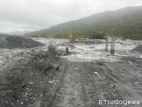 ▲▼今日清晨馬太鞍溪河川水位因不明原因突然暴漲。(圖/公路局提供,下同)