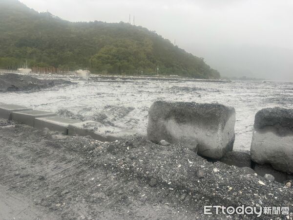 ▲▼今日清晨馬太鞍溪河川水位因不明原因突然暴漲。(圖/公路局提供,下同)