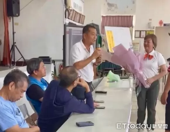 ▲枋山獅子反風車自救會在楓港舉辦說明會,瑞風能源團隊送花致意。(圖/瑞風能源提供)