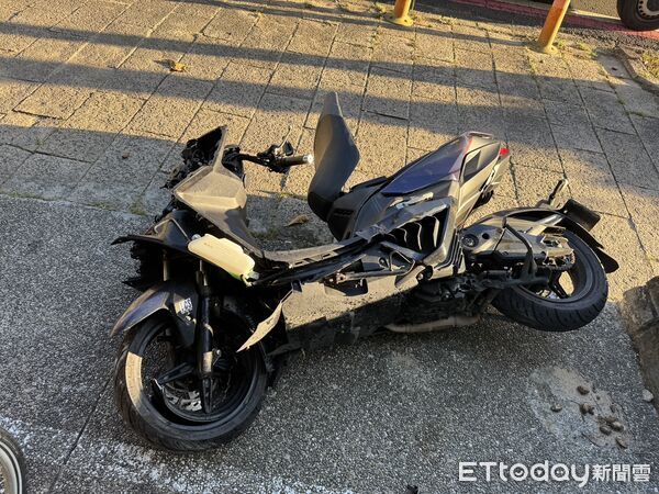 ▲▼ 屏東20歲男子騎車上班莫名衝上人行道,送醫不治。(圖/記者陳崑福翻攝,下同)