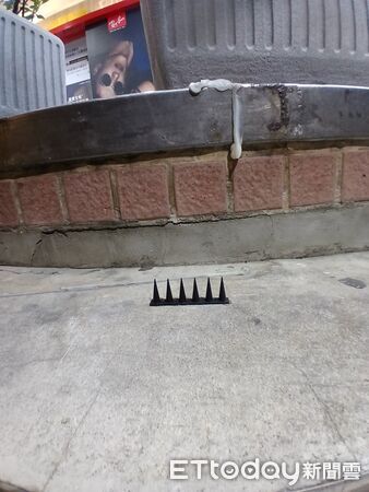 ▲▼樹林區羅姓男子不滿階梯被街友佔滿,放置塑膠尖刺板 。(圖/翻攝爆料公社二社)