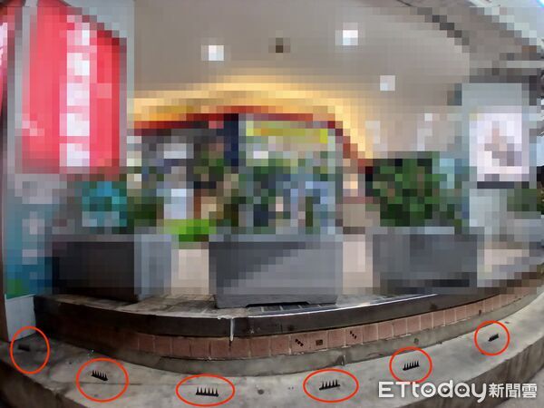 ▲▼樹林區羅姓男子不滿階梯被街友佔滿,放置塑膠尖刺板 。(圖/翻攝爆料公社二社)