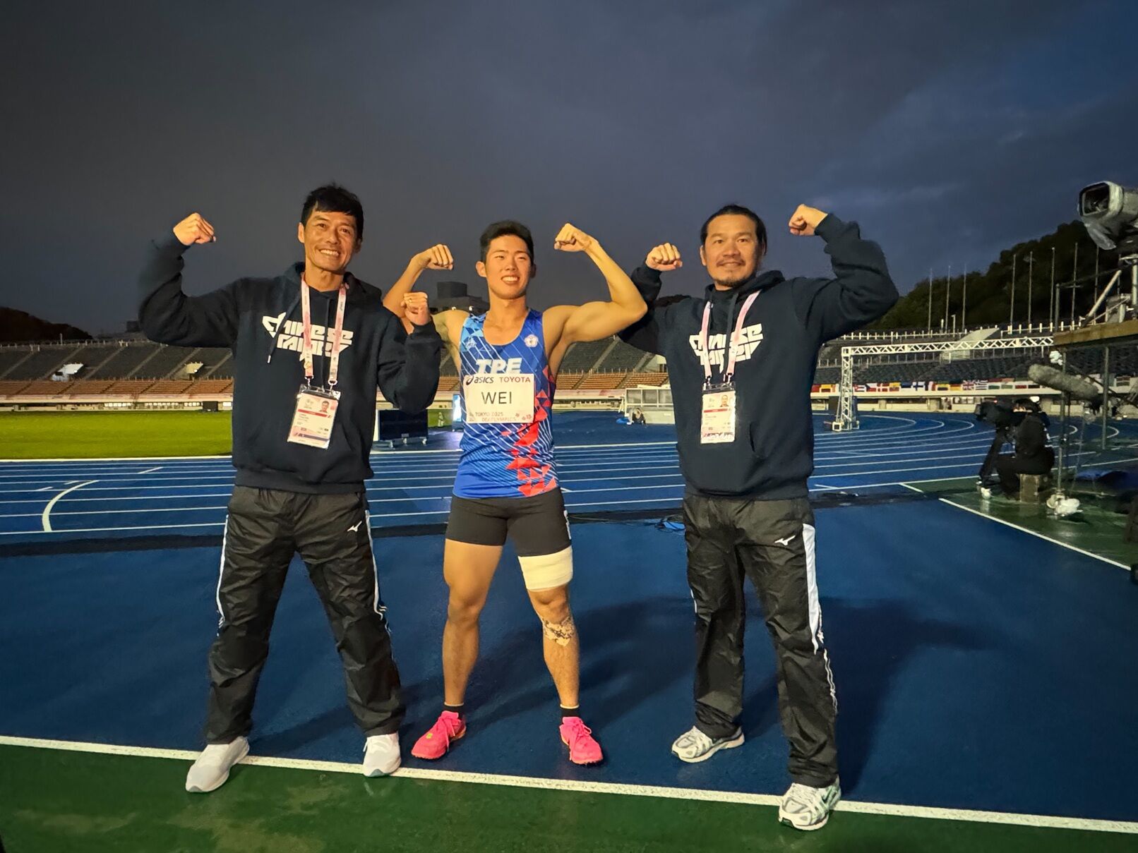 ▲▼我國18歲新秀危宇澤於2025東京聽奧田徑男子十項全能賽事以5985分勇奪銀牌;陳穎祈(左)及安慶隆(右)教練跨世代十項鐵人現場見證危宇澤(中)為我國在聽奧十項全能項目奪牌。 (圖/運動部提供)