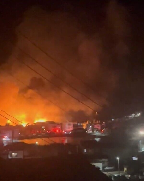 ▲日本大分市佐賀關大規模火災 。(圖/翻攝X)