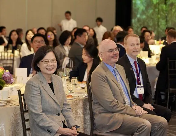 ▲▼美國在台協會處長谷立言、前總統蔡英文一同出席美國商會年會。(圖/美國在台協會提供)