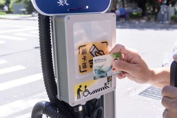 ▲▼行人過馬路驚見「新奇設置」 敬老卡嗶一下延長10秒!萬人讚好聰明。(圖/新竹市政府)