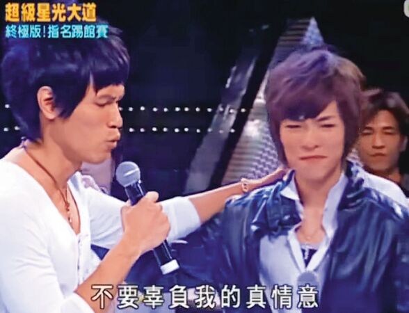 返台養傷變惡鄰1/買下整層2戶打通「梯廳堆滿雜物」 管委會公告遭楊宗緯無視