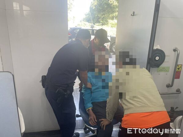 ▲東港警方送潘姓男子返家。(圖/記者陳崑福翻攝)